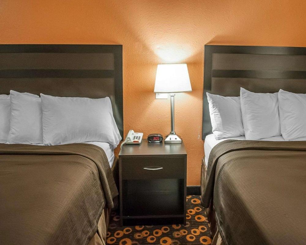 Standard Queen Room with 2 Queen Beds - Non-Smoking interior